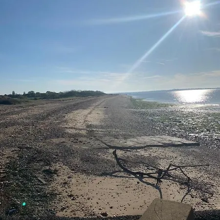 Daisychain Getaways The Perfect Place To Stay Play And Getaway East Mersea Экстерьер фото
